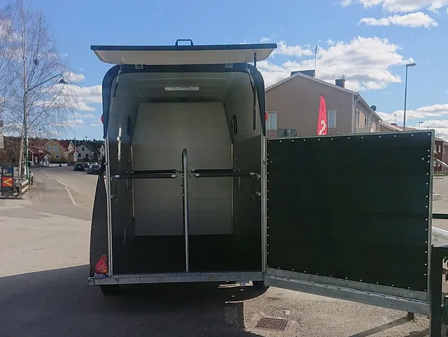 Hästtrailer öppen